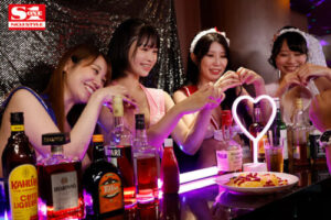 Risqué Cosplay at the Limit: Popular Concept Café with National Treasure Body Staff