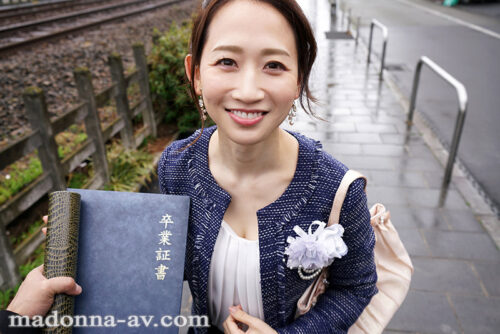 [VR] Madonna Popular Series in VR! A Gift from Stepmom to the Grown-up You After Graduation - Mito Kana