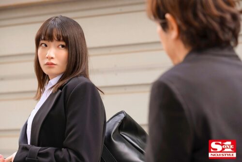 J-Cup Beautiful Boss Trapped in Remote Inn with Useless Subordinate