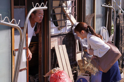 Home Visit to a Hoarding House: A Righteous Female Teacher's 3-Day Descent