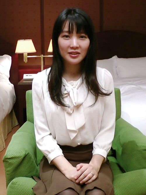 Find the Lustful Black-Haired Beauty Wife!