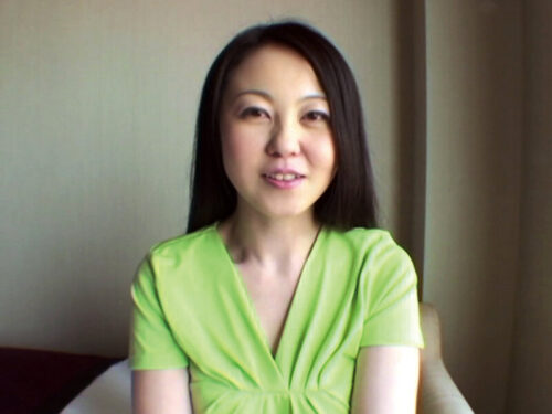 Find the Lustful Black-Haired Beauty Wife!