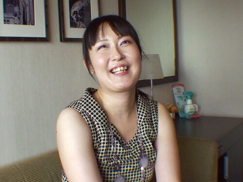 Find the Lustful Black-Haired Beauty Wife!