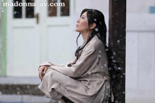 Under the Snowy Winter Sky―Inviting the Exhibitionist Wife Inside