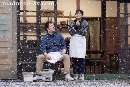 Under the Snowy Winter Sky―Inviting the Exhibitionist Wife Inside