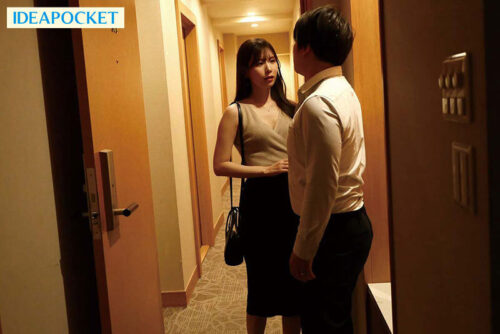 Quick Sex Before Checkout: Seducing a Beautiful Hotel Staff