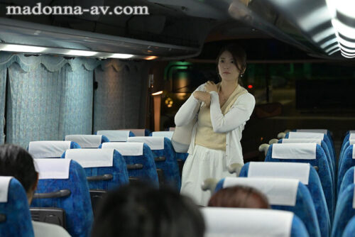 Creampie on the Night Bus: Devoted Wife