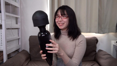 Soft-Smiling Glasses Girl: Lewd Face When Cumming, Repeatedly Climaxed by a Huge Dick
