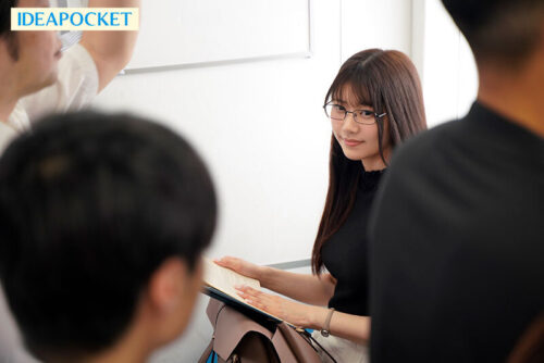 Pure Beauty Office Lady's Secret: Teasing M-Men on the Morning Train