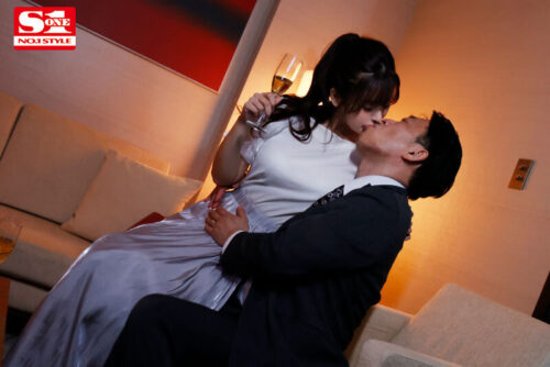 Passionate Affair with Perfect Body Beauty - Intense Kissing & Raw Sex