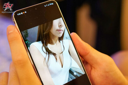 Encounter with the Strict Female Boss on a Dating App