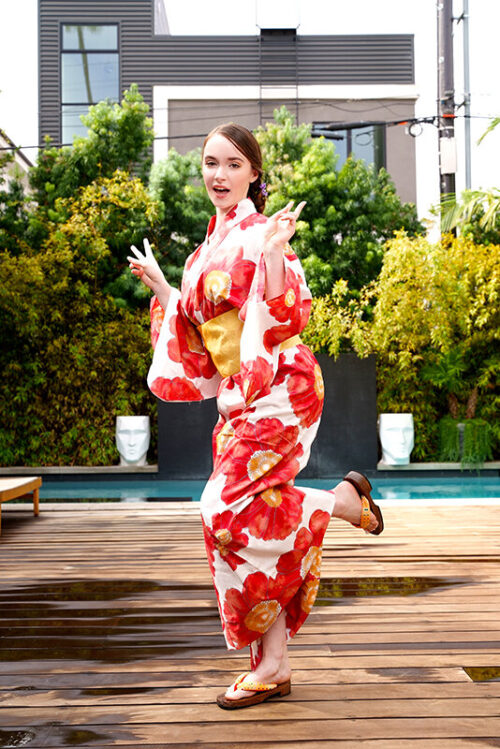 American Girlfriend in Yukata Gives Homesick VR Comfort