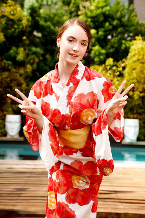 American Girlfriend in Yukata Gives Homesick VR Comfort