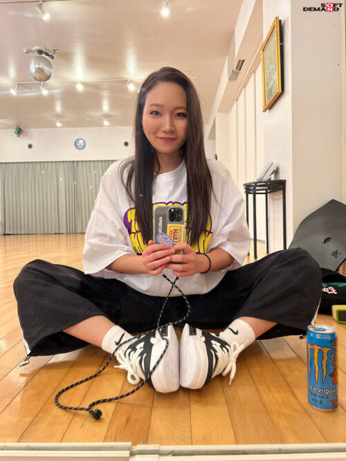 First Time: Active Dancer & Flirty Café Staff - Yuri, 25