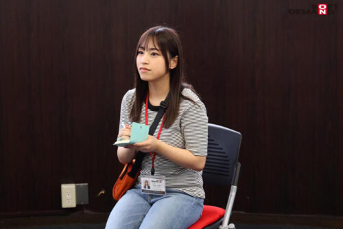 2nd Year AD Yoshioka Mikoto (22) Wants to Be a Female Director - Her First AV Appearance as a 'Being Filmed' Director